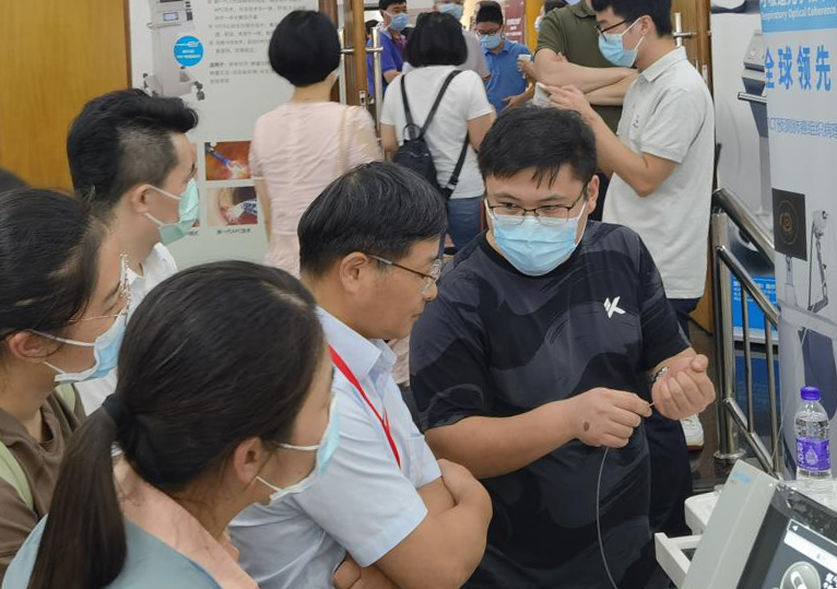 南方医科大学顺德医院呼吸科荣福教授前来呼吸道OCT展位对产品进行了解.png